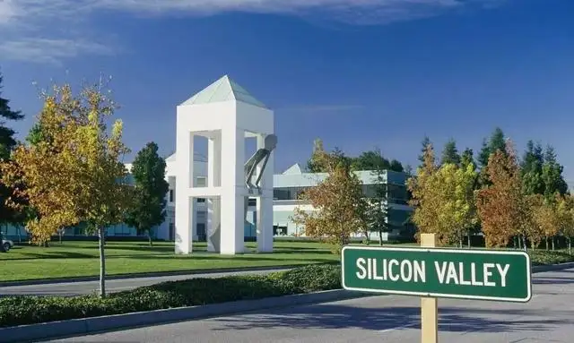 之前平凡Zoom在巨头林立的硅谷生存之道